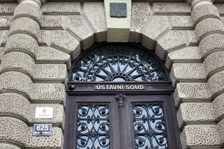 Peníze za prodaný byt z advokátní úschovy nedostala, majitelkou přesto už není. Posvětil to i Ústavní soud - Novinky